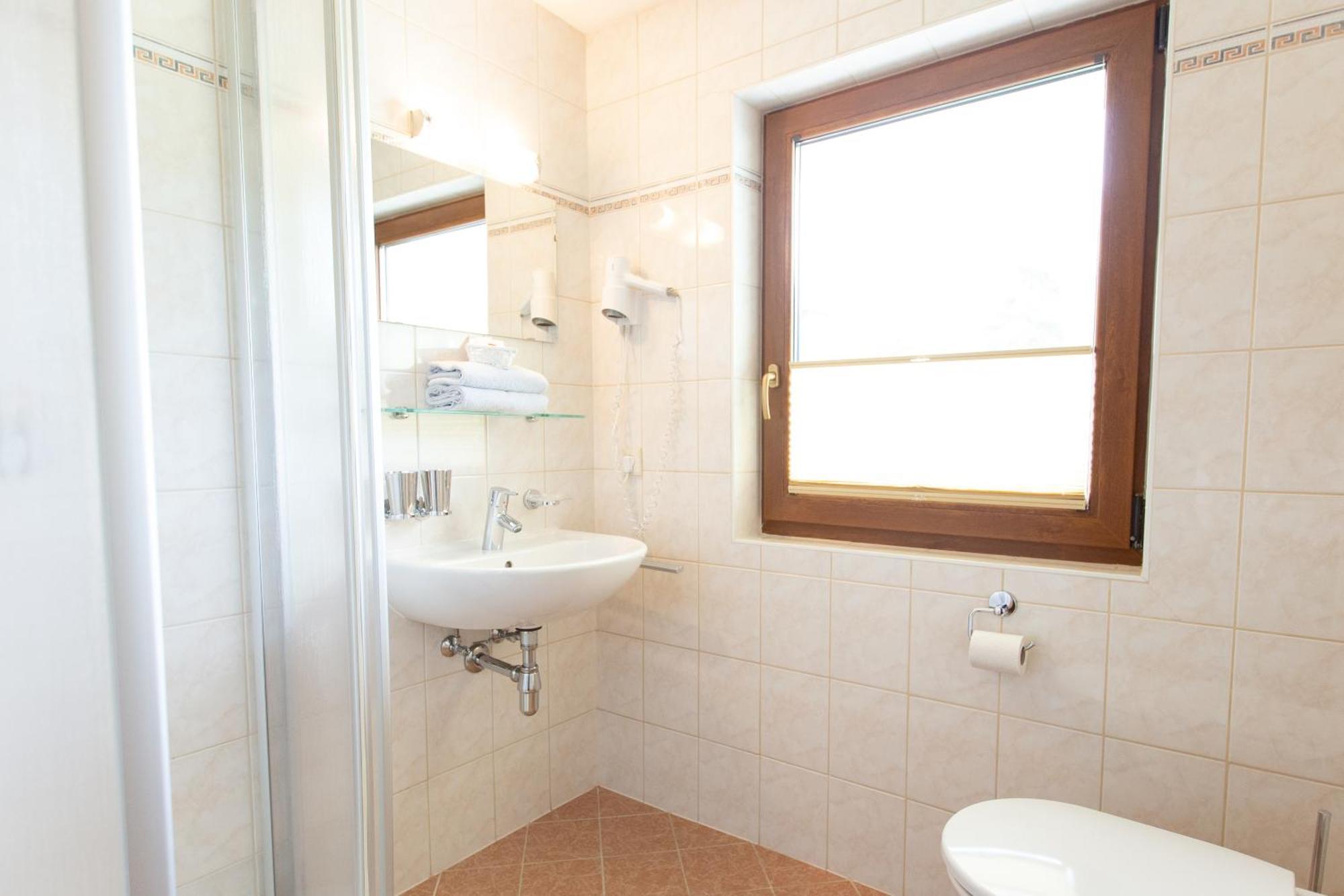 Haus Steinbock Bed & Breakfast นอยชติฟ อิม ชตูไปทัล ภายนอก รูปภาพ