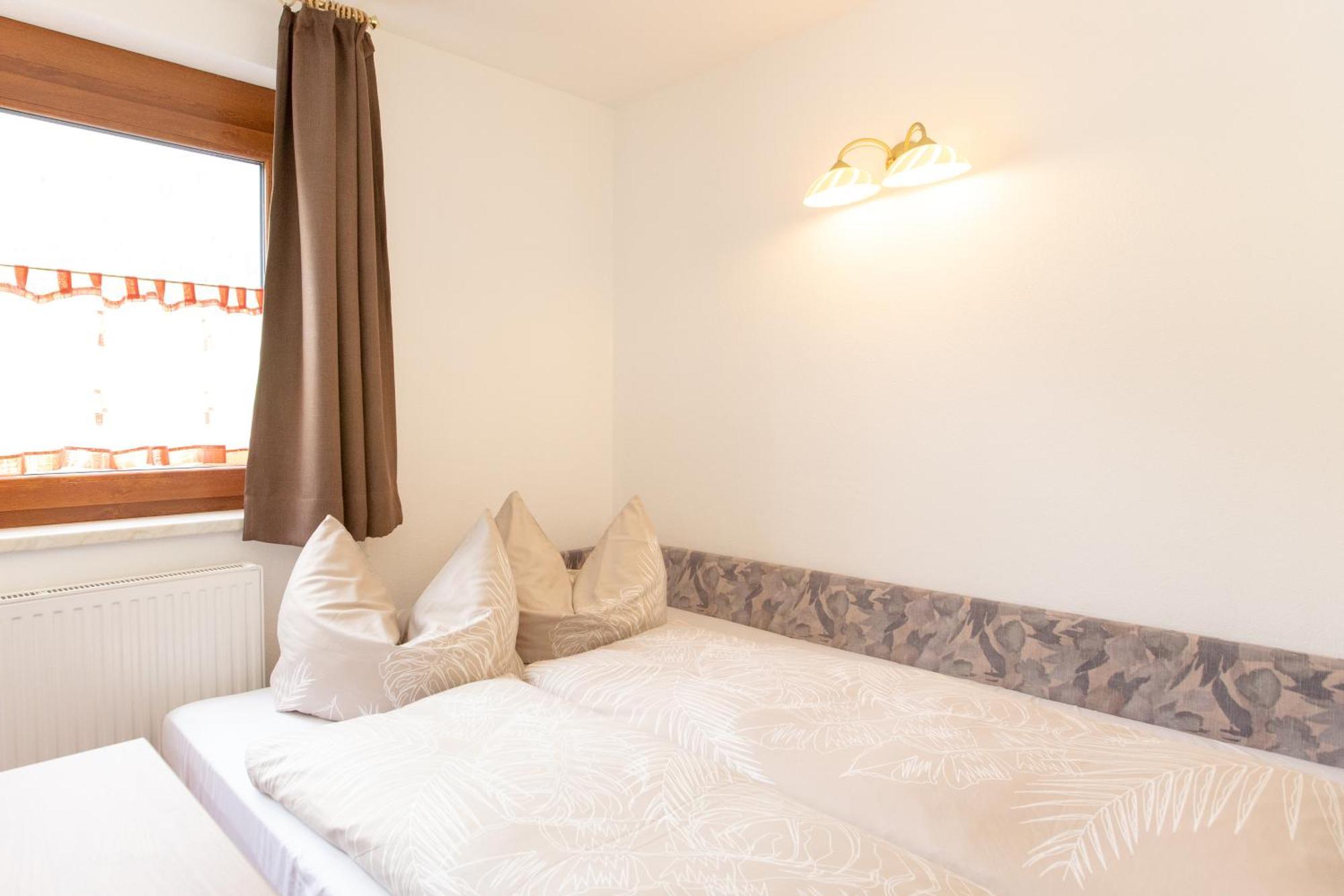 Haus Steinbock Bed & Breakfast นอยชติฟ อิม ชตูไปทัล ภายนอก รูปภาพ