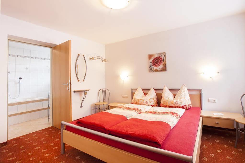 Haus Steinbock Bed & Breakfast นอยชติฟ อิม ชตูไปทัล ภายนอก รูปภาพ